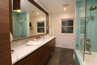 Example of a minimalist bathroom design in Portland