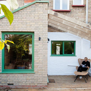 ロンドンの小さいコンテンポラリースタイルのおしゃれな裏庭のデッキ (パーゴラ) の写真