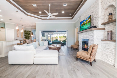Transitional family room photo in Tampa