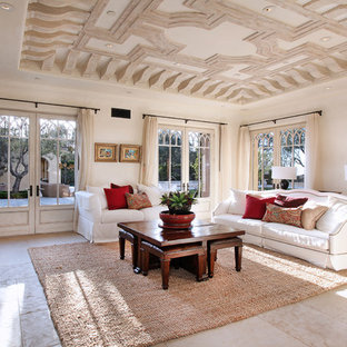 Modelo de salón para visitas mediterráneo, sin televisor, con paredes beige y chimenea tradicional