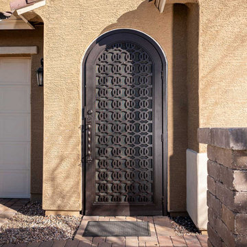 O Pattern Signature Iron Gate
