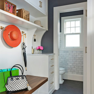 Inspiration för eklektiska kapprum, med grå väggar, skiffergolv och grått golv