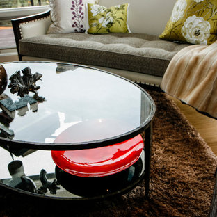 Immagine di una grande camera matrimoniale etnica con pareti beige, pavimento in legno massello medio, camino ad angolo e cornice del camino piastrellata