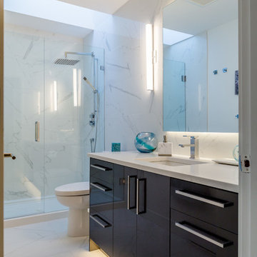 A bathroom with large format marble tiles