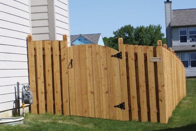 Photo of a mid-sized traditional partial sun side yard landscaping in Indianapolis for spring.