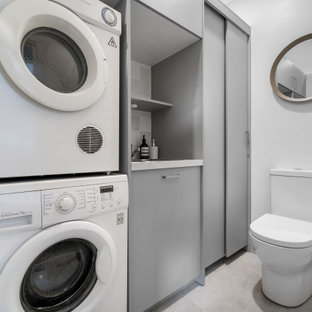 Hauswirtschaftsraum mit Rückwand aus Keramikfliesen und Waschmaschine