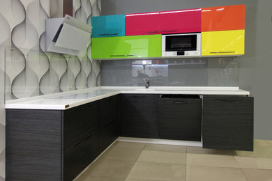 Пример оригинального дизайна: угловая кухня среднего размера в современном стиле с обеденным столом, плоскими фасадами, столешницей из акрилового камня, фартуком из стекла и белой столешницей