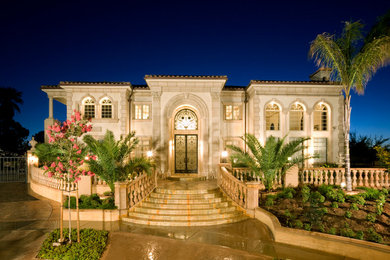 Inspiration for a timeless exterior home remodel in Los Angeles