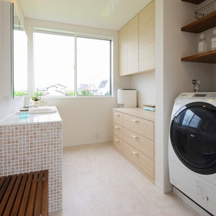 他の地域のモダンスタイルのおしゃれなランドリールーム (ドロップインシンク、フラットパネル扉のキャビネット、ベージュのキャビネット、白い壁、ベージュの床) の写真