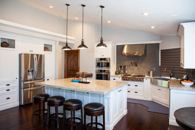 Kitchen - transitional kitchen idea in Los Angeles