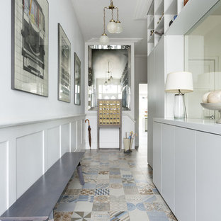 Inspiration för en vintage hall, med vita väggar