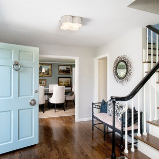 Idéer för att renovera en liten eklektisk hall, med grå väggar, mörkt trägolv, en enkeldörr och en blå dörr