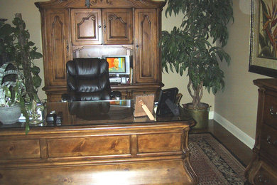 Example of a home office design in New Orleans