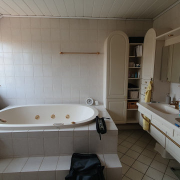 VORHER Wanne + Dusche | freistehende Wanne in hist. Bauernhaus
