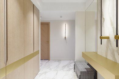 Стильный дизайн: прихожая в современном стиле с белыми стенами, полом из керамической плитки, белым полом и кессонным потолком - последний тренд