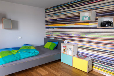 Mittelgroßes Modernes Kinderzimmer mit braunem Holzboden und braunem Boden in Sonstige