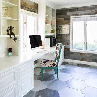 Idéer för ett mellanstort maritimt hemmabibliotek, med grå väggar, skiffergolv, ett inbyggt skrivbord och grått golv