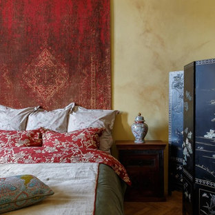 Ispirazione per una camera matrimoniale etnica di medie dimensioni con pareti beige, pavimento in legno massello medio e pavimento beige