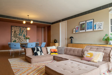 Großes, Offenes Modernes Wohnzimmer mit roter Wandfarbe, hellem Holzboden und braunem Boden in Berlin