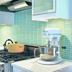 Modwalls Lush 1x4 glass mosaic tile backsplash - タイル