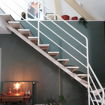 a.Murs vert sur escalier métal blanc
