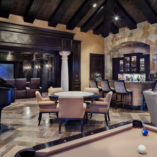 Offenes Mediterranes Heimkino mit Leinwand in Houston