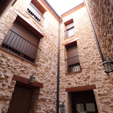 Rehabilitación integral de casa antigua en Arnes