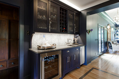 Example of a classic home bar design in Cleveland