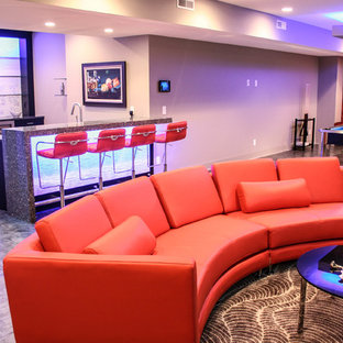 Foto de sótano en el subsuelo contemporáneo, grande, sin chimenea, con paredes beige y suelo de baldosas de cerámica