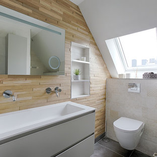 Inspiration pour une salle de bain nordique avec un placard à porte plane, des portes de placard blanches, un WC suspendu, un mur beige, une grande vasque, un sol gris et un plan de toilette blanc.