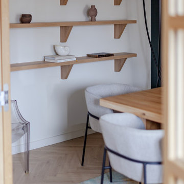 Harmonie contemporaine : Verrière et bois pour un intérieur raffiné