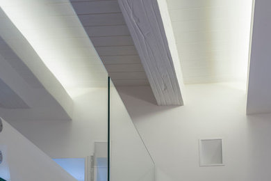Ispirazione per un soggiorno contemporaneo di medie dimensioni e stile loft con angolo bar, pareti bianche, parquet chiaro, nessun camino e parete attrezzata