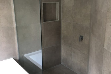 Photo of a modern bathroom in Gold Coast - Tweed.