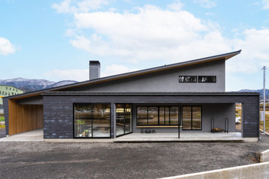 Foto de fachada de casa gris y negra moderna de dos plantas con tejado de un solo tendido y tejado de varios materiales