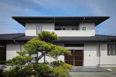 大阪にある高級な巨大な和モダンなおしゃれな家の外観の写真