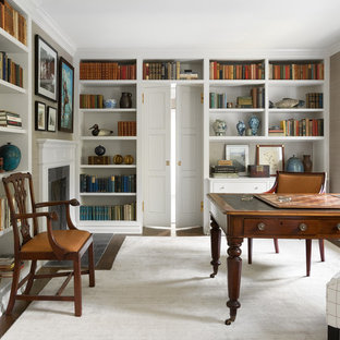 Idéer för vintage arbetsrum, med ett bibliotek, en standard öppen spis och ett fristående skrivbord