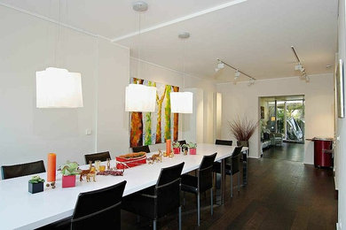 Offenes, Großes Modernes Esszimmer mit weißer Wandfarbe, dunklem Holzboden, braunem Boden, eingelassener Decke und Tapetenwänden in Düsseldorf