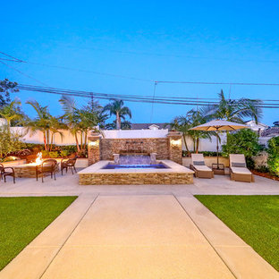 オレンジカウンティの巨大なトランジショナルスタイルのおしゃれな裏庭のテラス (ファイヤーピット、真砂土舗装、日よけなし) の写真