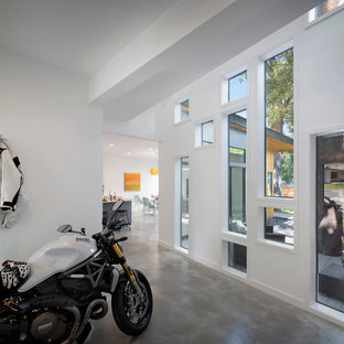 Inspiration for a mid-sized modern home design remodel in Austin