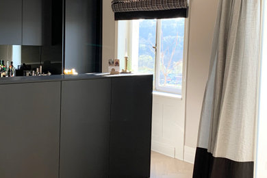 Sanierung Altbau, moderner eleganter Stil, bevorzugte Farbe Schwarz-Grau.