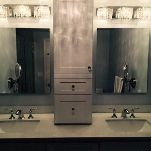 Aménagement d'une salle de bain principale classique de taille moyenne avec un placard avec porte à panneau encastré, des portes de placard blanches, un mur bleu, un lavabo encastré et un plan de toilette en verre recyclé.