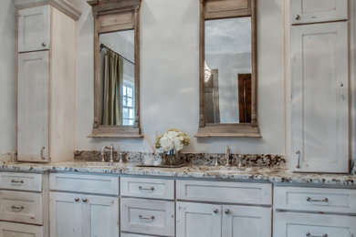 Foto de cuarto de baño principal, doble y a medida de estilo de casa de campo de tamaño medio con armarios estilo shaker, puertas de armario blancas, encimera de granito y bandeja