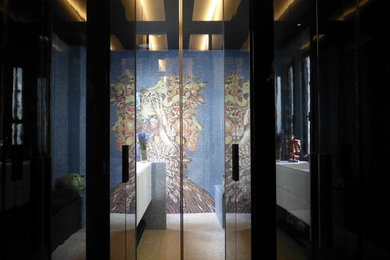 Mittelgroßes Stilmix Ankleidezimmer mit Ankleidebereich, Kassettenfronten, schwarzen Schränken und braunem Holzboden in Paris