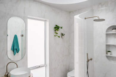 Foto de cuarto de baño único y de pie actual pequeño con baldosas y/o azulejos blancos, aseo y ducha, ducha abierta y hornacina