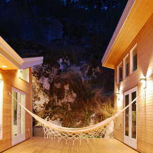 バンクーバーの小さいモダンスタイルのおしゃれな裏庭のデッキ (壁面緑化、張り出し屋根) の写真