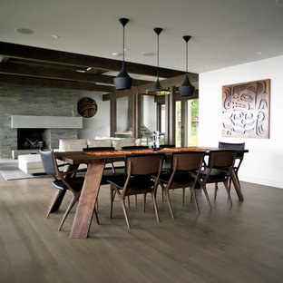 バンクーバーの広いコンテンポラリースタイルのLDKの画像 (白い壁、無垢フローリング)