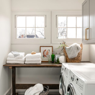 アトランタの中サイズのトランジショナルスタイルのおしゃれな洗濯室 (グレーのキャビネット、白い壁、左右配置の洗濯機・乾燥機、シェーカースタイル扉のキャビネット、緑の床) の写真