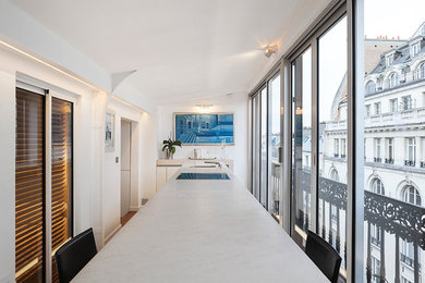 Aménagement d'une salle à manger contemporaine.