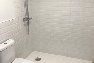 Diseño de cuarto de baño minimalista pequeño