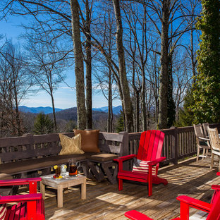 アトランタのラスティックスタイルのおしゃれな裏庭のデッキ (日よけなし) の写真